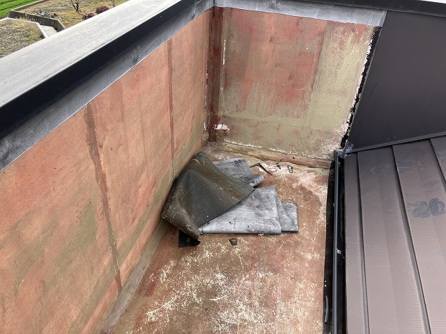 坂出市　防水シート除去前のパラペット